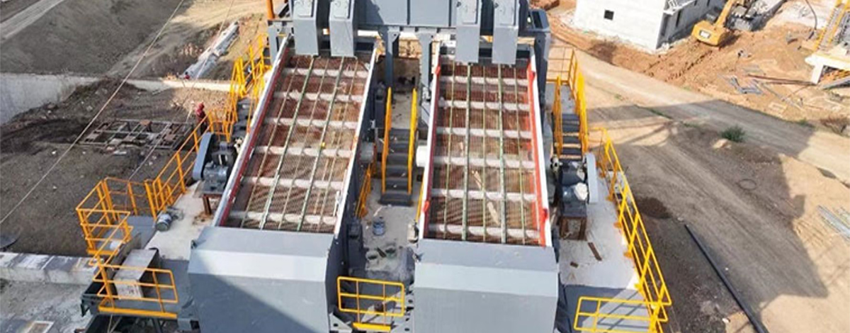 Vibrating screen working in quarry