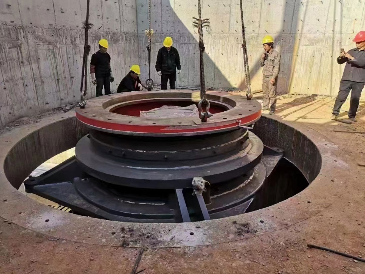 Gyratory crusher is being installed in iron ore quarry